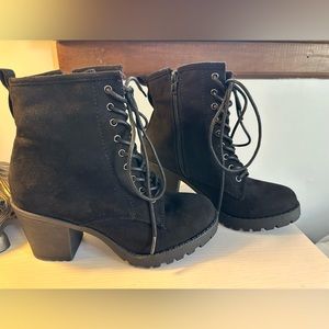 Women’s Zigi Soto Kourtlan boots. Womens size 7.5